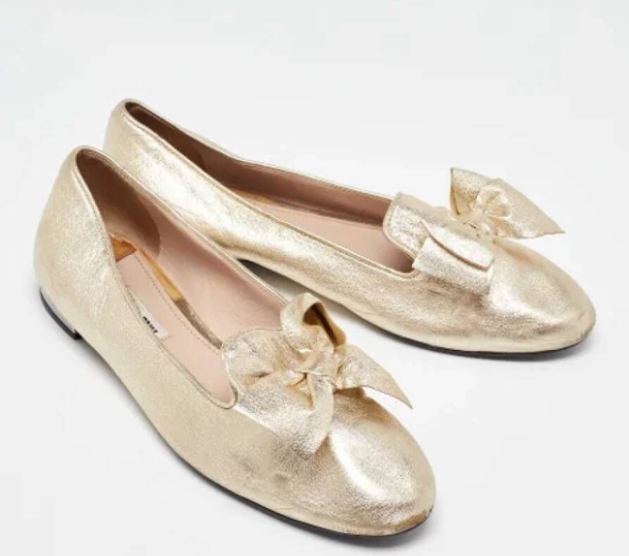 Miu Pre-owned Leather flats Yellow Dames