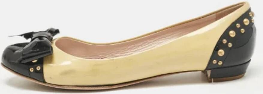 Miu Pre-owned Leather flats Yellow Dames