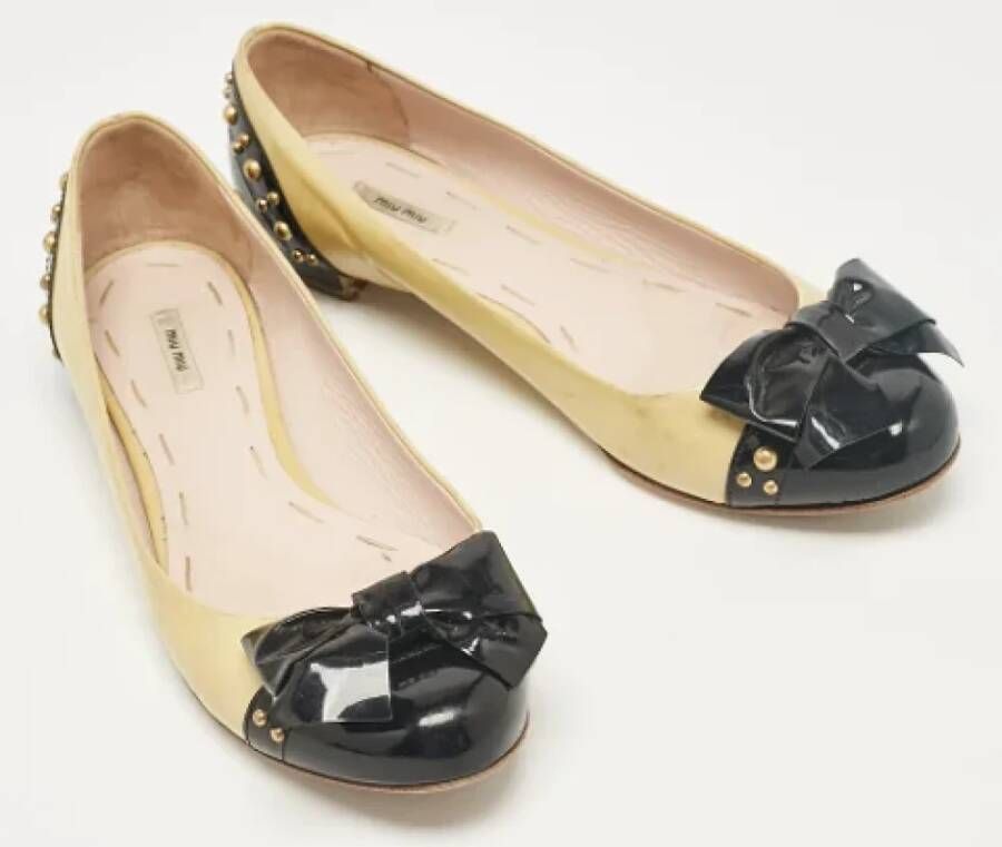 Miu Pre-owned Leather flats Yellow Dames