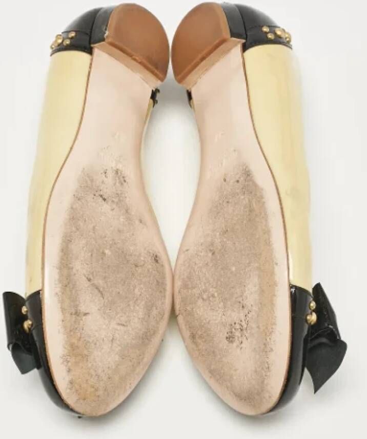 Miu Pre-owned Leather flats Yellow Dames