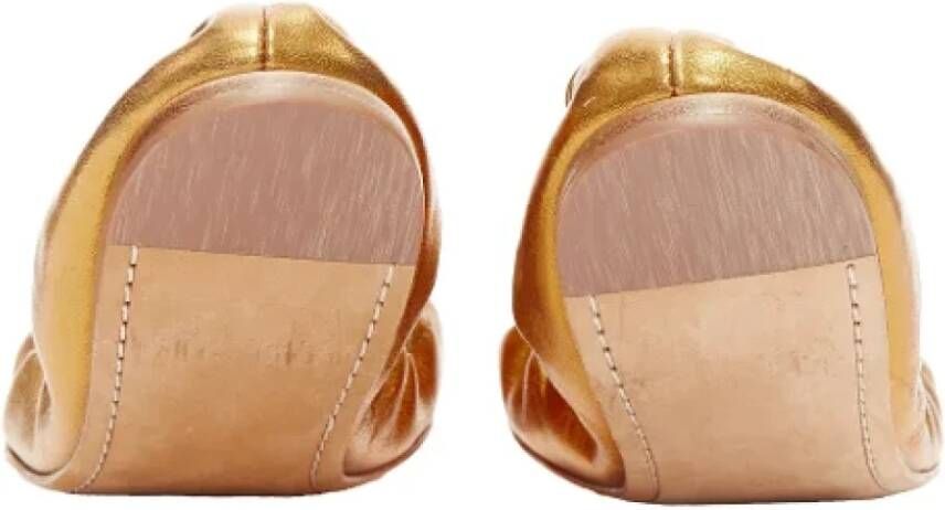 Miu Pre-owned Leather flats Yellow Dames