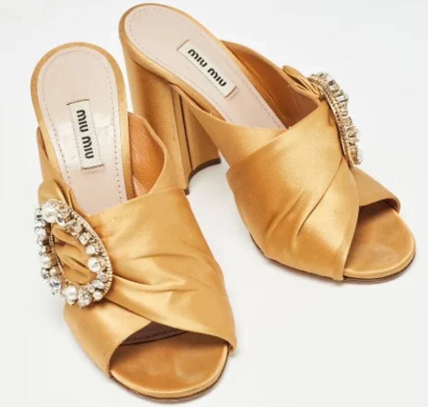 Miu Pre-owned Satin sandals Brown Dames