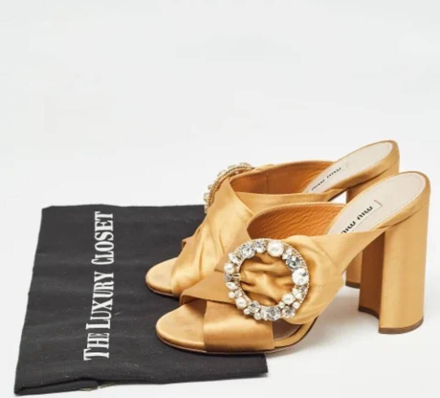 Miu Pre-owned Satin sandals Brown Dames