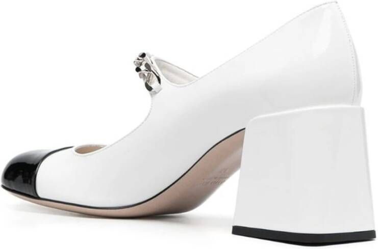 Miu Pumps met parelversiering en leren ketting White Dames