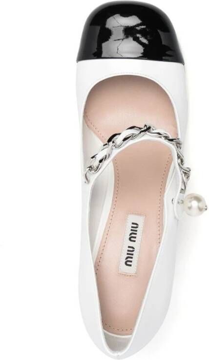 Miu Pumps met parelversiering en leren ketting White Dames