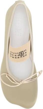 MM6 Maison Margiela Iconische Geborduurde Ballerina's met Leren Blokhak Beige Dames