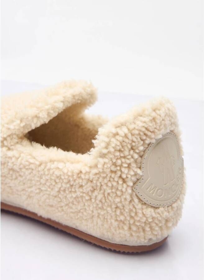 Moncler Shearling Flats met Achterlogo Patch Beige Dames