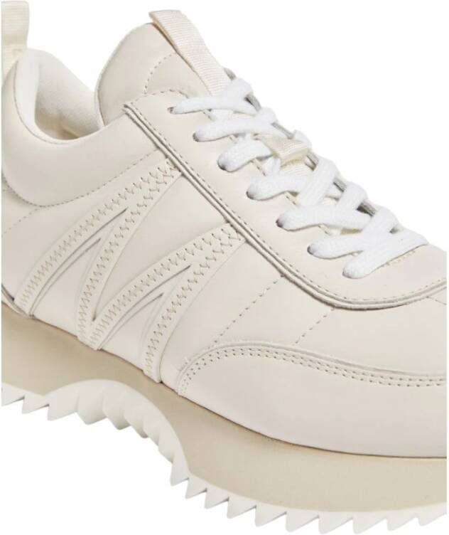 Moncler Witte City Trainer met M-vormige Accent Beige Dames