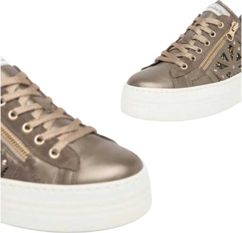 Nerogiardini Luxe Sneaker met Metallic Platform Sole Brown Dames