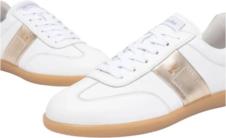 Nerogiardini Witte leren sneakers met gouden details White Dames