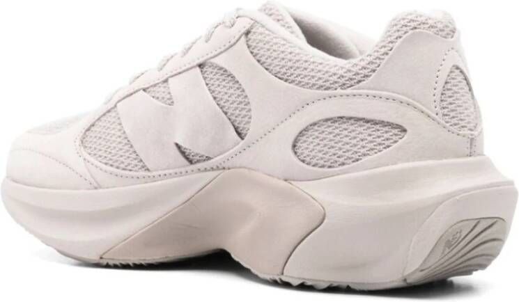 New Balance Stijlvolle Sneakers voor Actieve Levensstijl Beige Heren