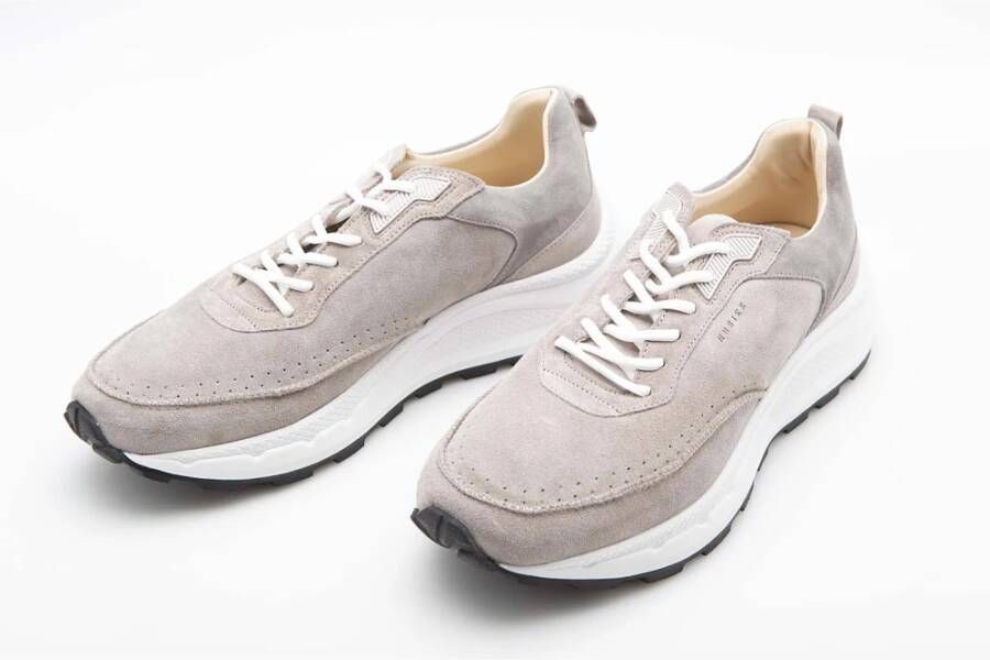 Nubikk Grijze Suède Klassieke Sneaker met Intrigerende Details Gray Heren