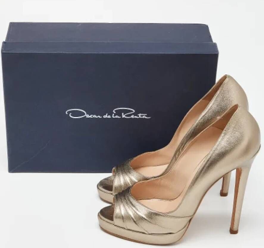 Oscar De La Renta Pre-owned Leather heels Yellow Dames