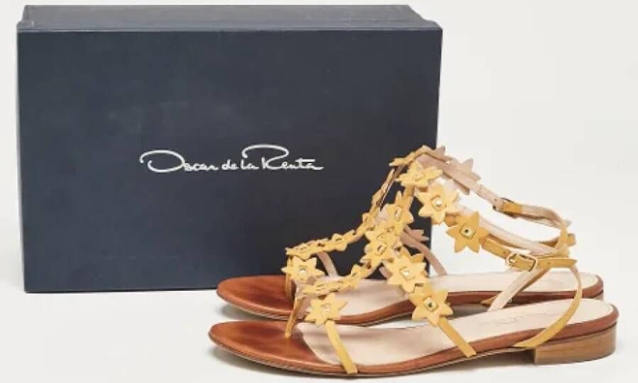 Oscar De La Renta Pre-owned Leather sandals Yellow Dames