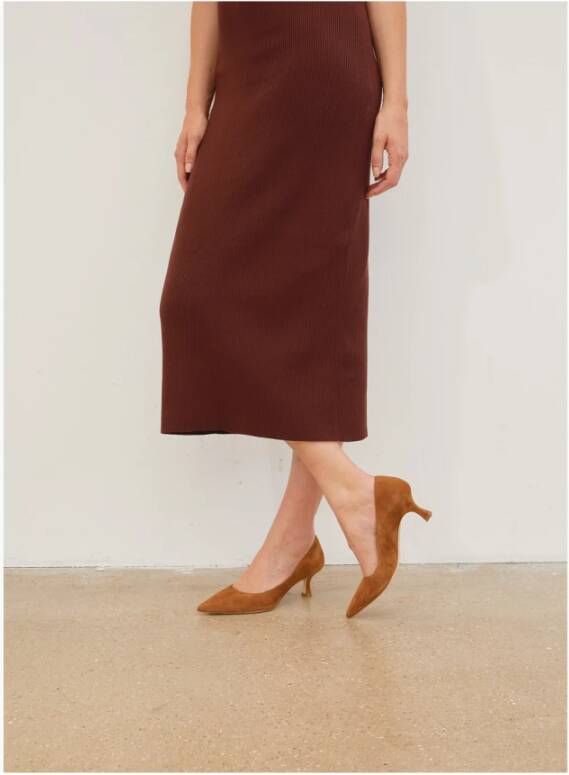 Parallele Puntige Suède Pump in Cognac Brown Dames