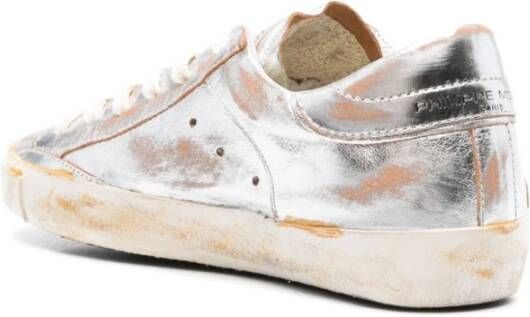 Philippe Model Metallic Finish Sneakers met Distressed Details Gray Dames