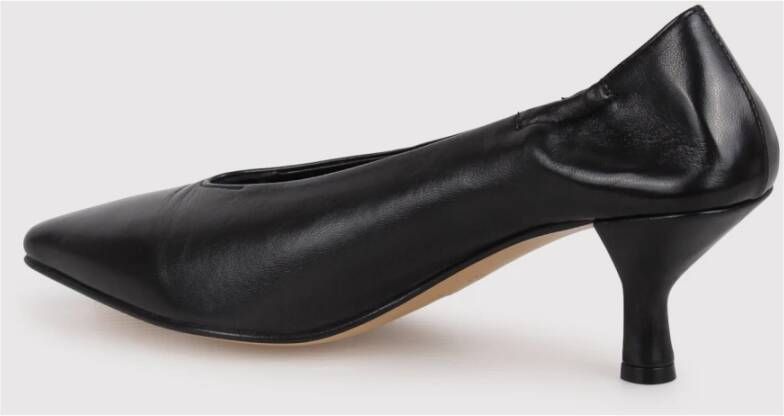 Pomme D'or Zwarte puntige pumps Black Dames