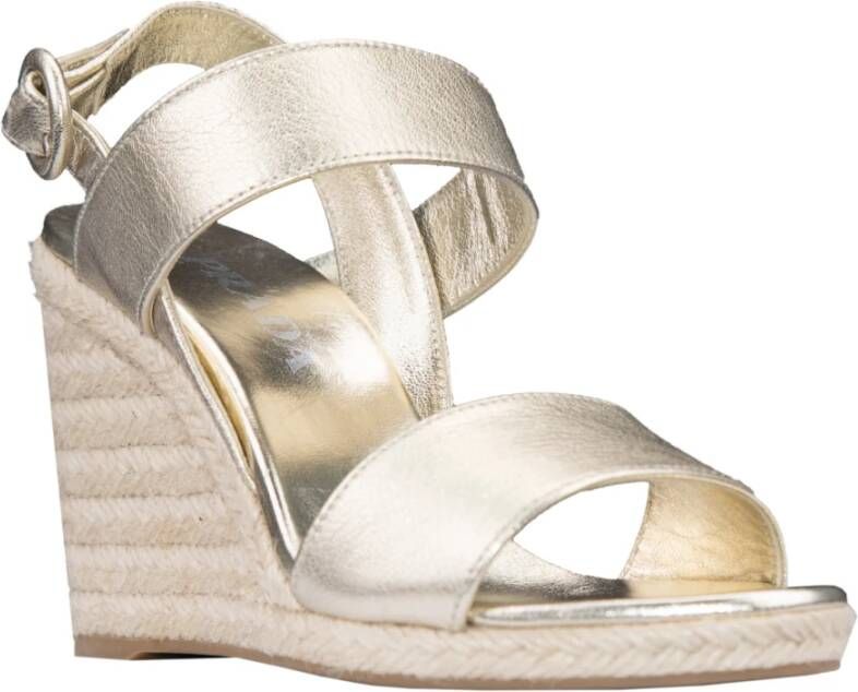 Prada Gouden Leren Espadrilles Sandalen met Gesp Yellow Dames