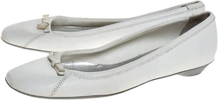 Prada Vintage Pre-owned Leather flats White Dames