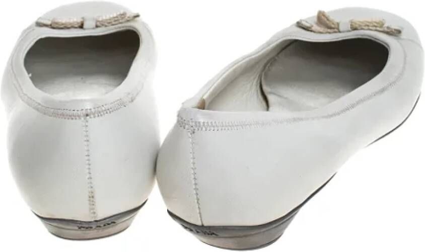 Prada Vintage Pre-owned Leather flats White Dames