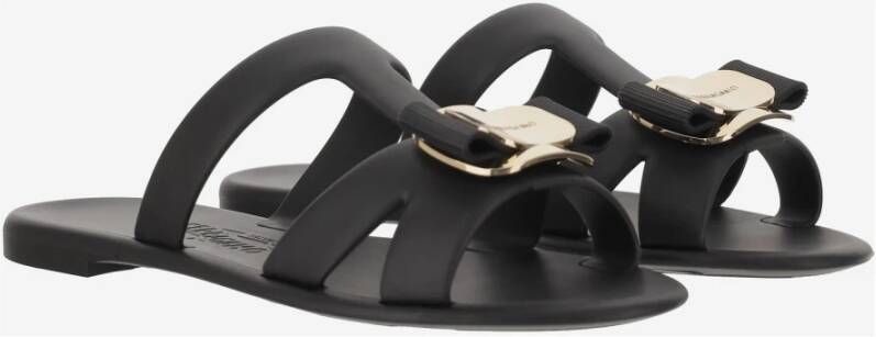 Salvatore Ferragamo Boog Rubberen Sandalen met Gouden Plaat Black Dames