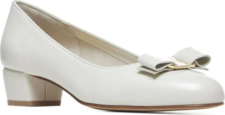 Salvatore Ferragamo Ivoorleren Pumps met Strik Beige Dames