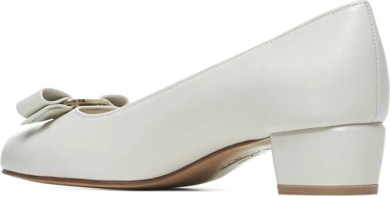 Salvatore Ferragamo Ivoorleren Pumps met Strik Beige Dames