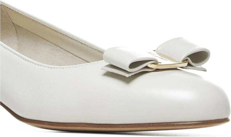 Salvatore Ferragamo Ivoorleren Pumps met Strik Beige Dames