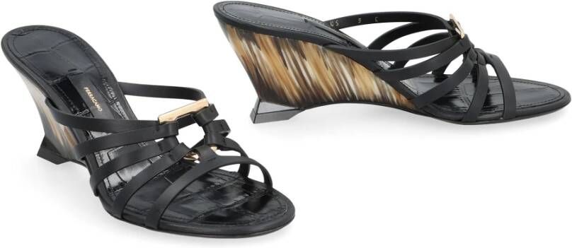 Salvatore Ferragamo Kalfsleren Slides met Gevormde Hak Black Dames