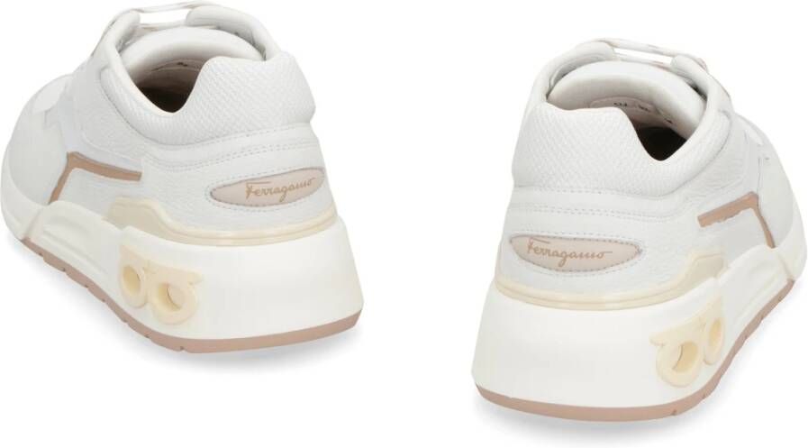 Salvatore Ferragamo Lage Sneakers van Leer en Stof White Dames