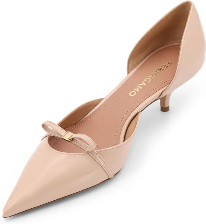 Salvatore Ferragamo Lakleren Décolleté met Strikdetail Beige Dames