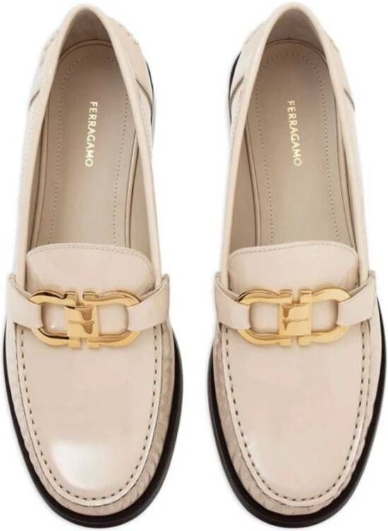 Salvatore Ferragamo Leren Loafers met Goudkleurige Hardware Beige Dames