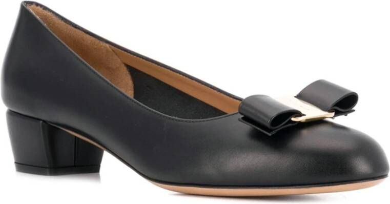 Salvatore Ferragamo Leren Pumps met Strikdetail Black Dames