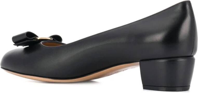 Salvatore Ferragamo Leren Pumps met Strikdetail Black Dames