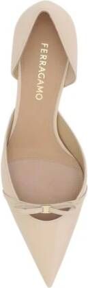 Salvatore Ferragamo Leren Pumps met Strikdetail en Kittenhak Beige Dames