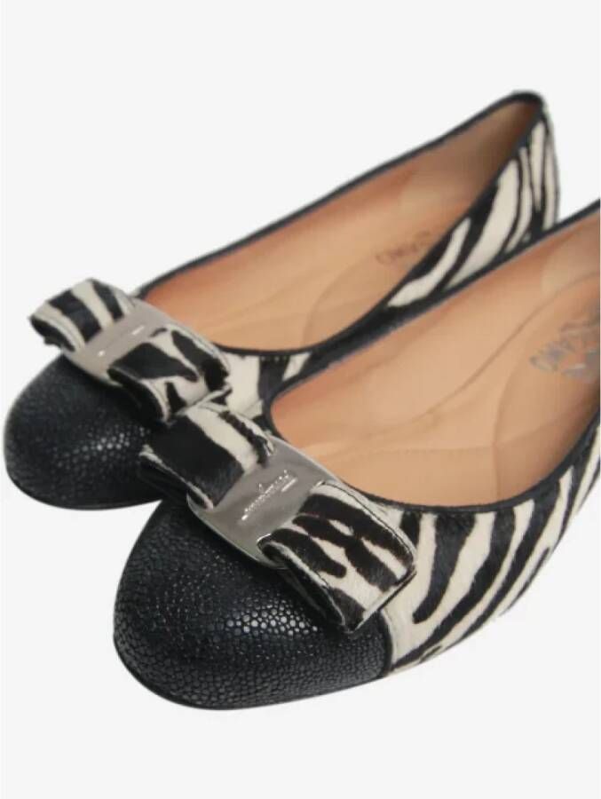 Salvatore Ferragamo Pre-owned Fabric flats Black Dames