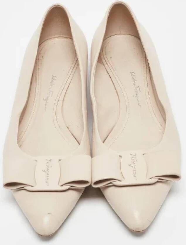 Salvatore Ferragamo Pre-owned Leather flats Beige Dames