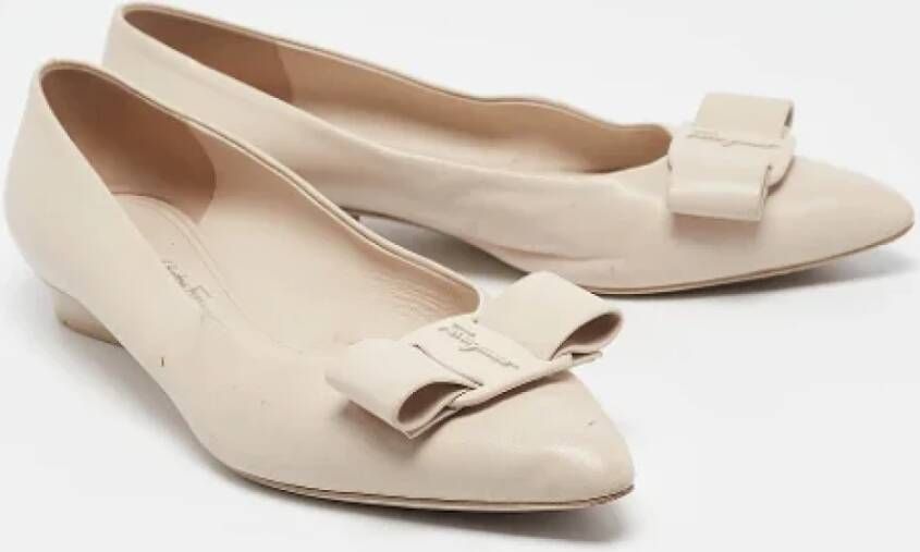 Salvatore Ferragamo Pre-owned Leather flats Beige Dames