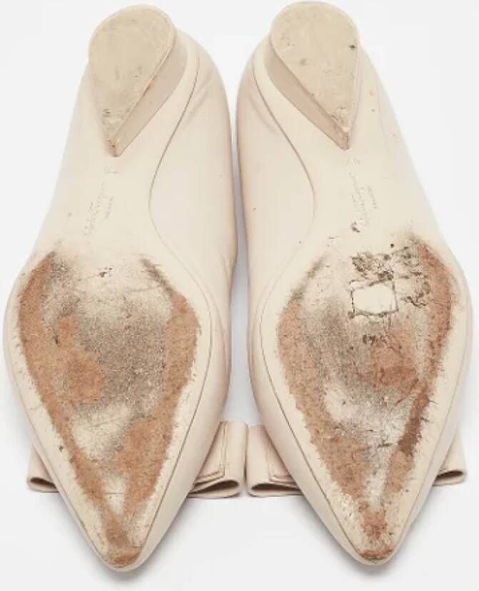 Salvatore Ferragamo Pre-owned Leather flats Beige Dames