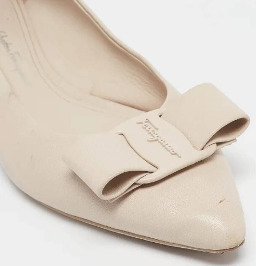 Salvatore Ferragamo Pre-owned Leather flats Beige Dames