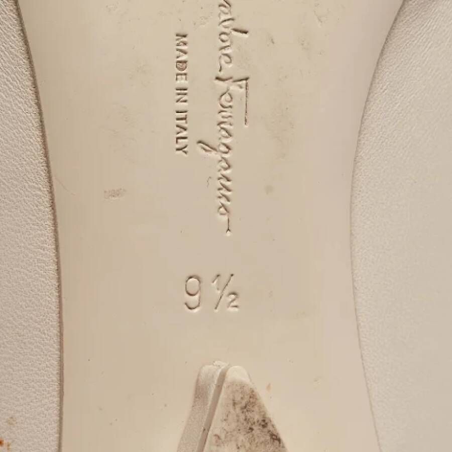 Salvatore Ferragamo Pre-owned Leather flats Beige Dames