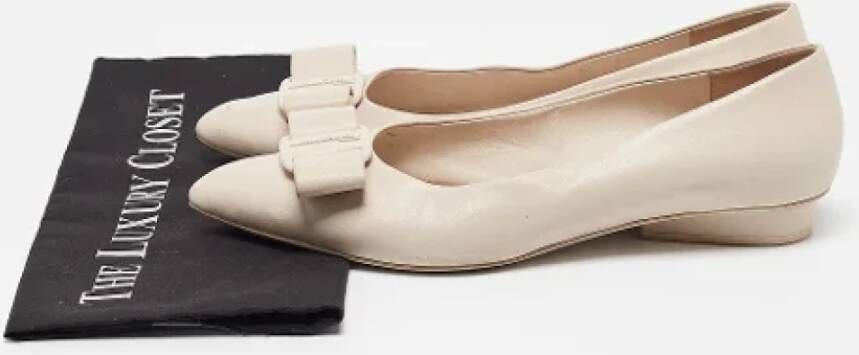 Salvatore Ferragamo Pre-owned Leather flats Beige Dames