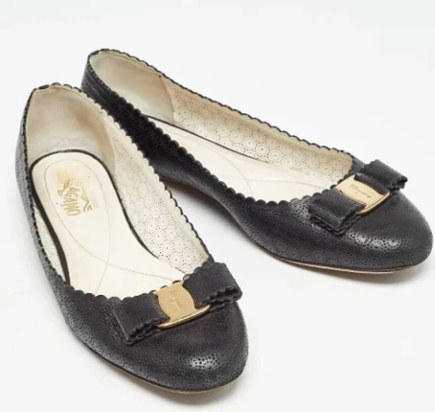 Salvatore Ferragamo Pre-owned Leather flats Black Dames