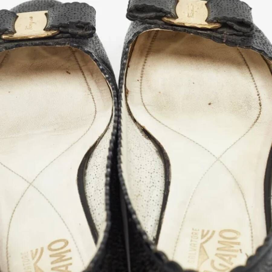 Salvatore Ferragamo Pre-owned Leather flats Black Dames