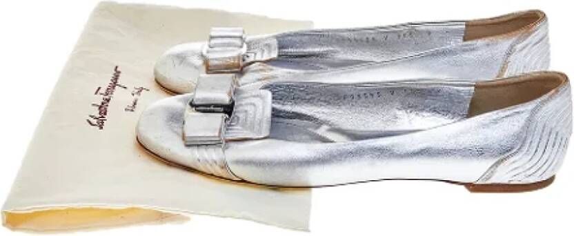 Salvatore Ferragamo Pre-owned Leather flats Gray Dames