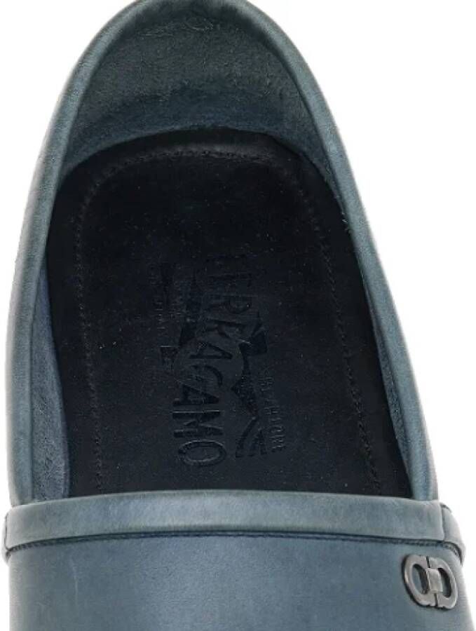 Salvatore Ferragamo Pre-owned Leather flats Gray Dames