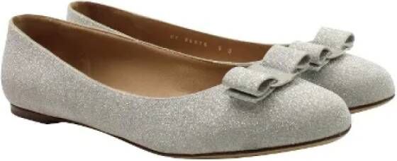 Salvatore Ferragamo Pre-owned Leather flats Gray Dames