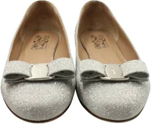 Salvatore Ferragamo Pre-owned Leather flats Gray Dames