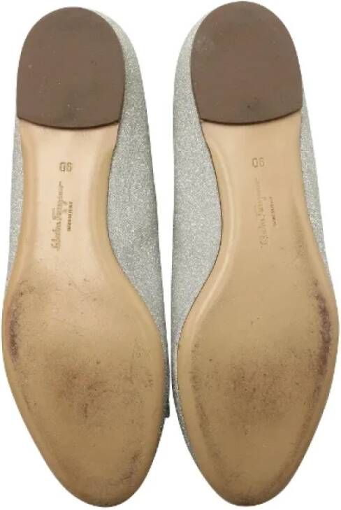 Salvatore Ferragamo Pre-owned Leather flats Gray Dames