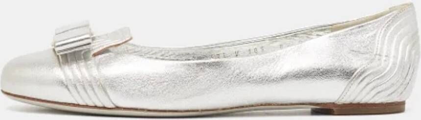 Salvatore Ferragamo Pre-owned Leather flats Gray Dames